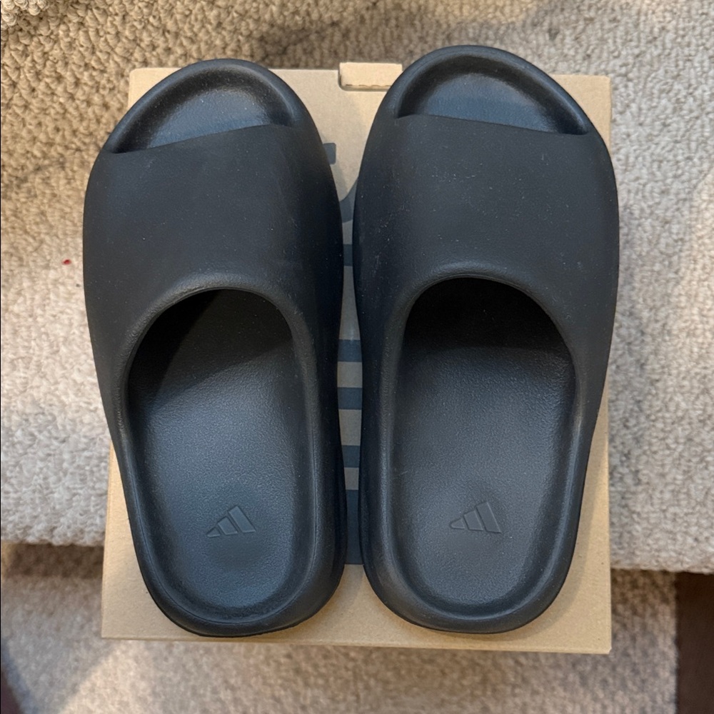 Adidas Yeezy Slides Black size 5 men or size 6 women’s